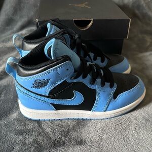 Kids Jordan 1 Mid sneakers